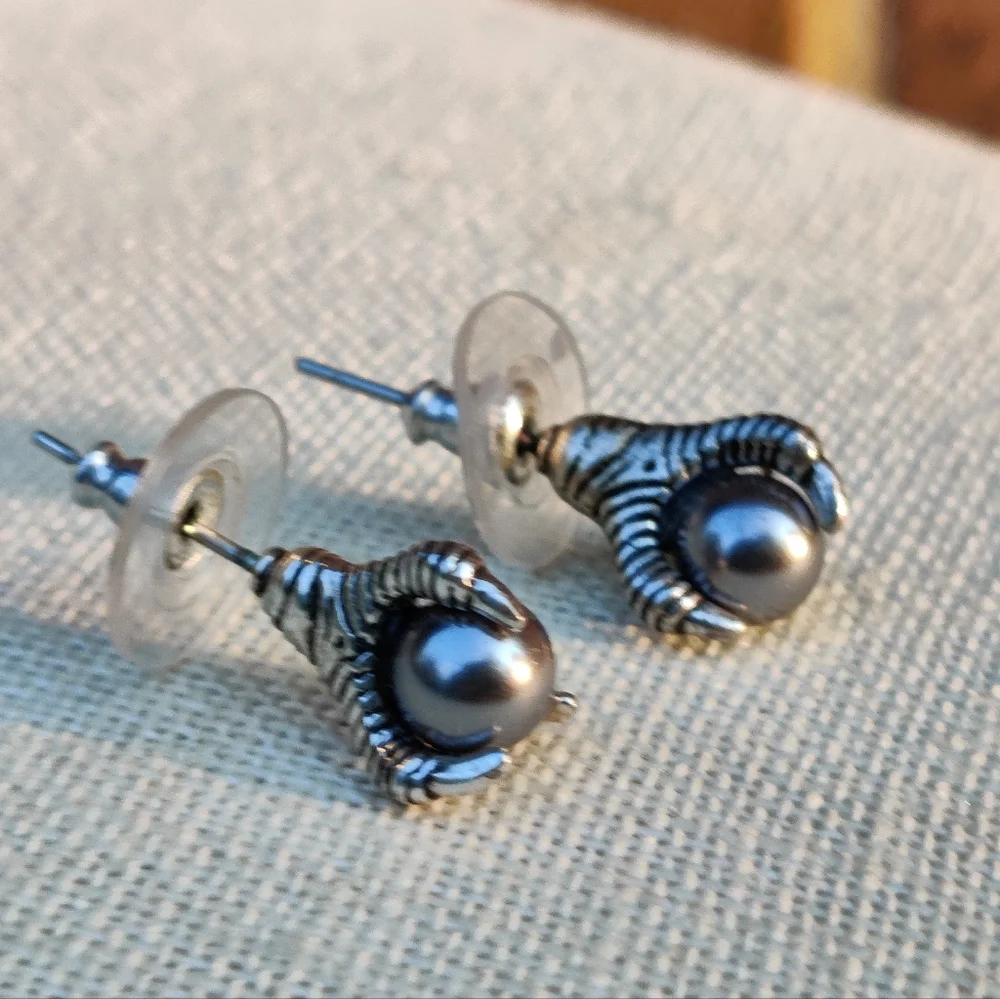 🐉 Vintage 90s dragon claw stud earrings